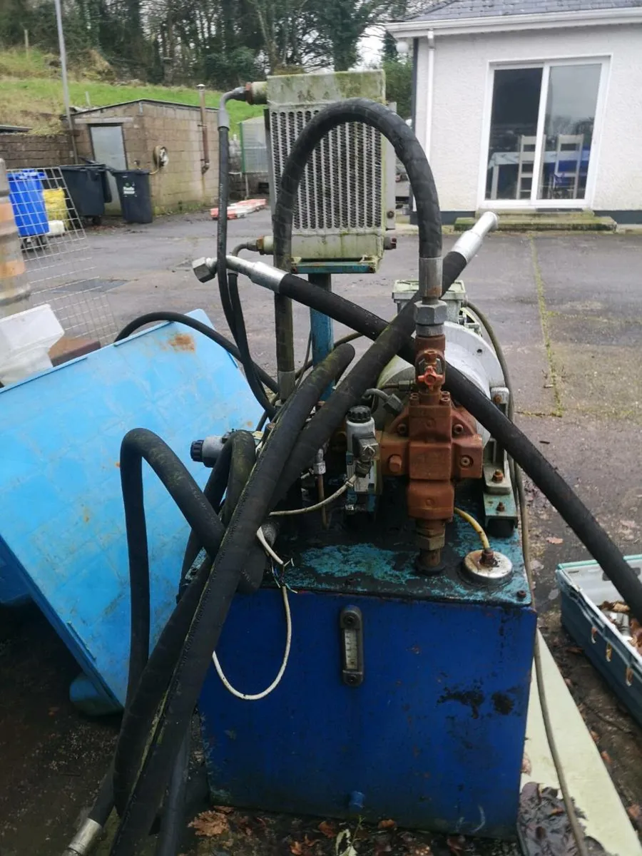 Assortement of tools /items - Image 1