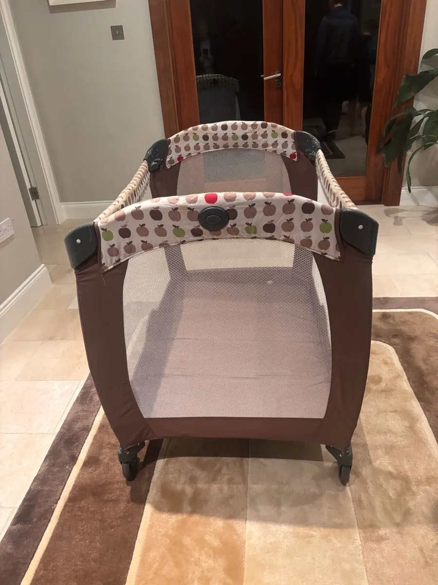 Travel cot - Image 2