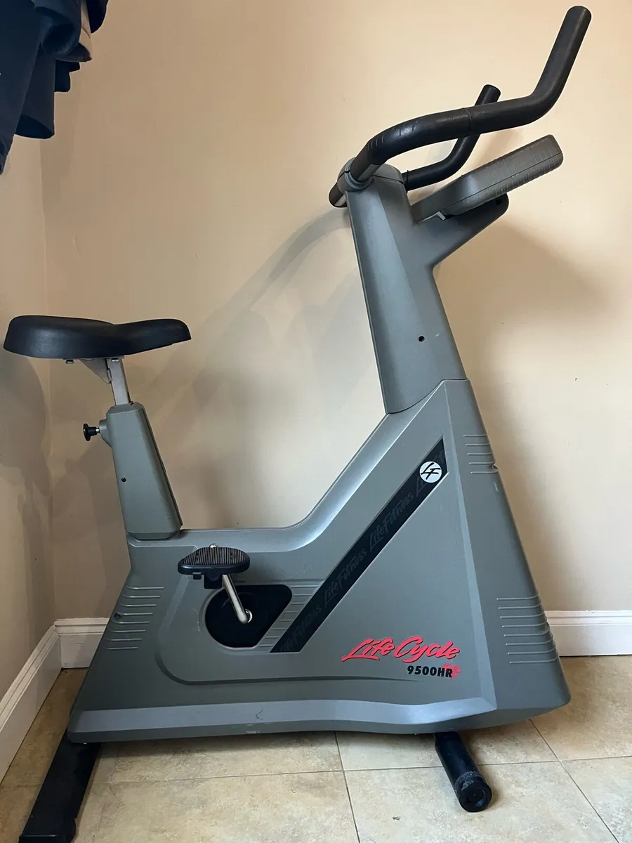 26 stone capacity. life fitness hr exercise bike. - Image 1