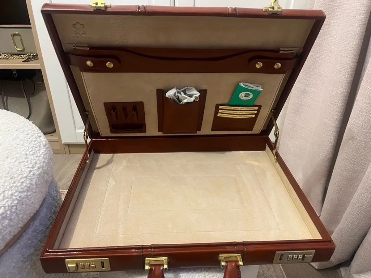 Pratesi leather suitcase - Image 4