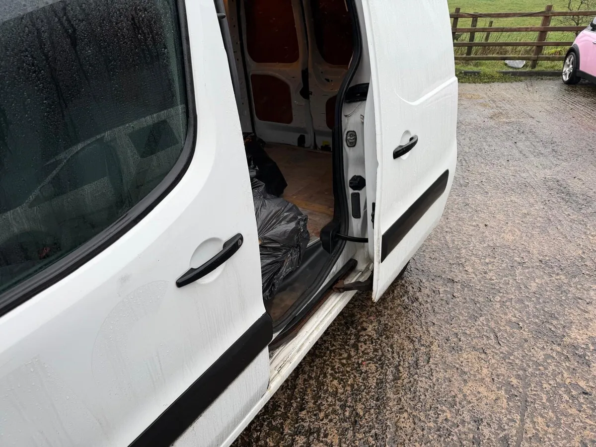 2015 Citroen berlingo 3 seat van - Image 3