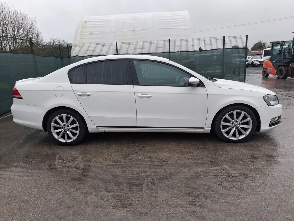 132 Volkswagen Passat Bluemotion Tdi Very Light Da - Image 3