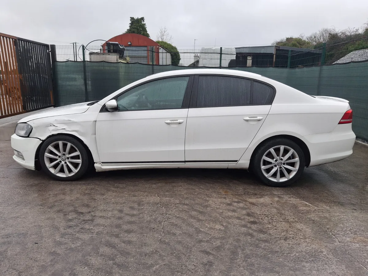 132 Volkswagen Passat Bluemotion Tdi Very Light Da - Image 4