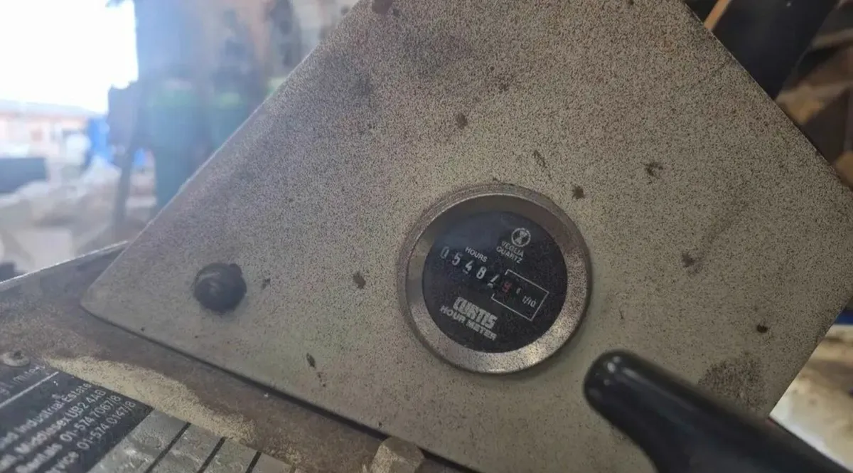 Nissan 2.5ton gas - Image 4