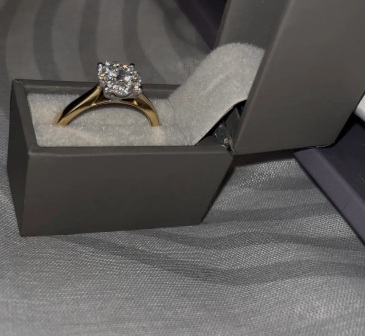 18ct gold diamond engagement ring. - Image 4