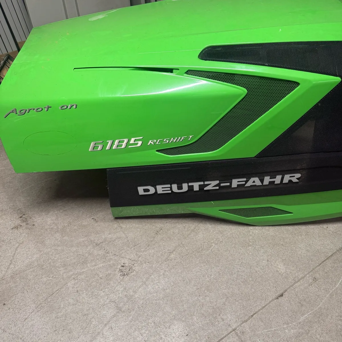 Deutz 6185 Bonnet - damaged repairable. - Image 3