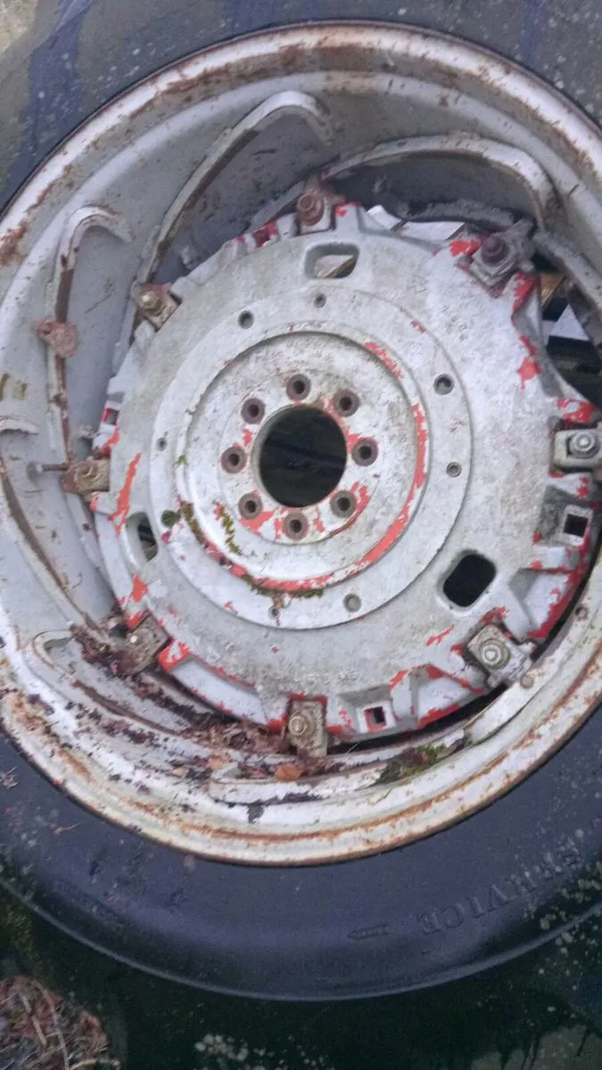 Rear weighted wheels for massey fergusson 2720 - Image 2