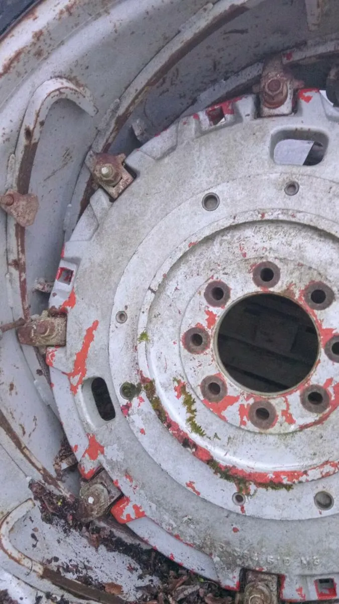 Rear weighted wheels for massey fergusson 2720 - Image 3