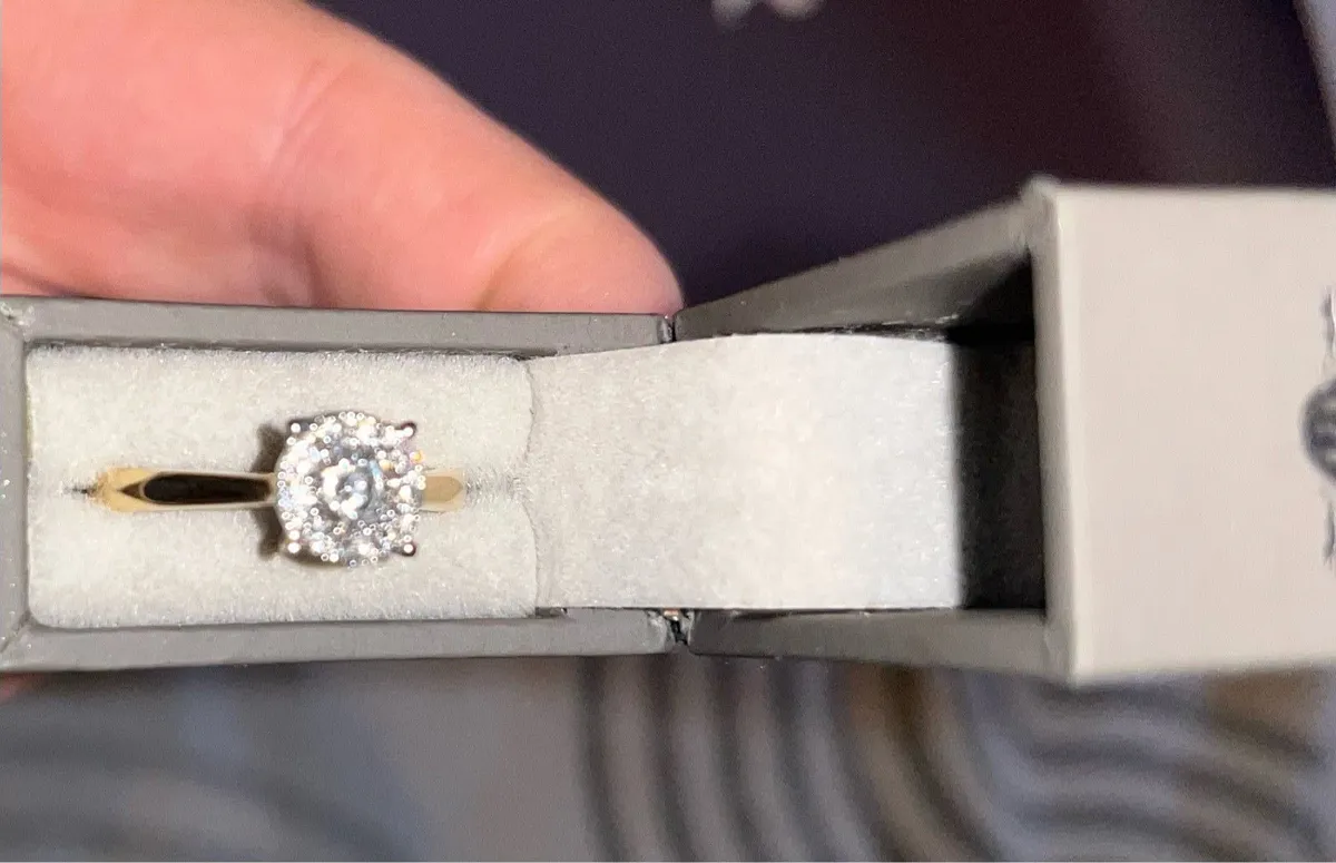 18ct gold diamond engagement ring. - Image 1