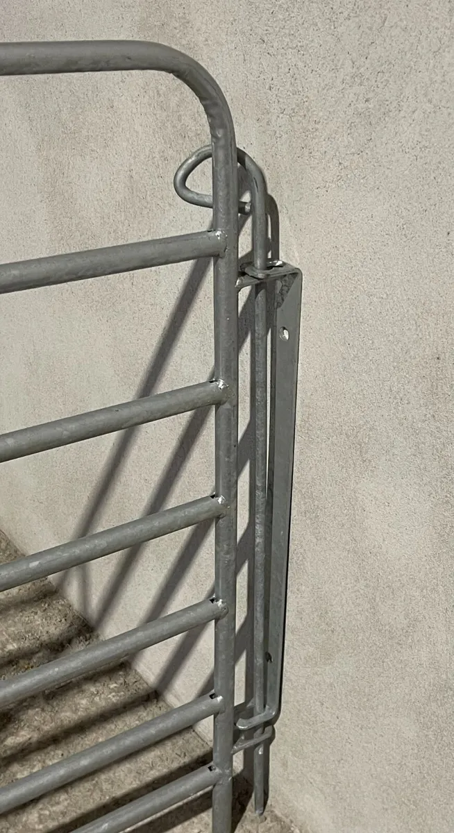 Lambing pens. Hurdles. Hayracks, bucket rings. - Image 4