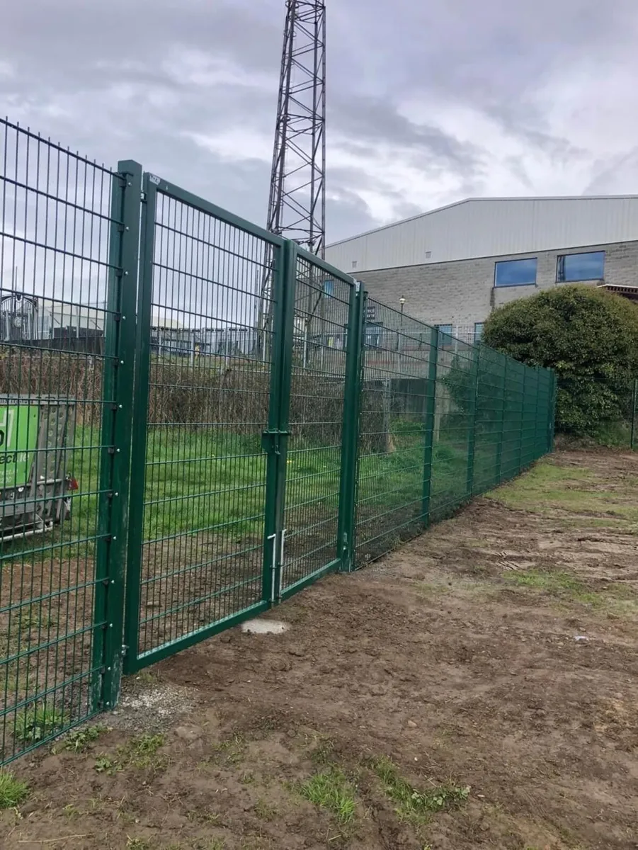 V mesh fence panels,metal posts,gates - Image 1