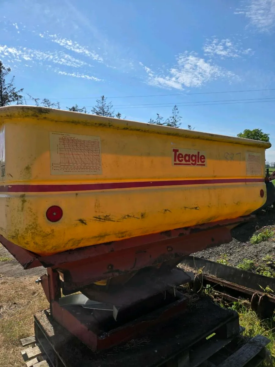 Fertiliser spreader - Image 1