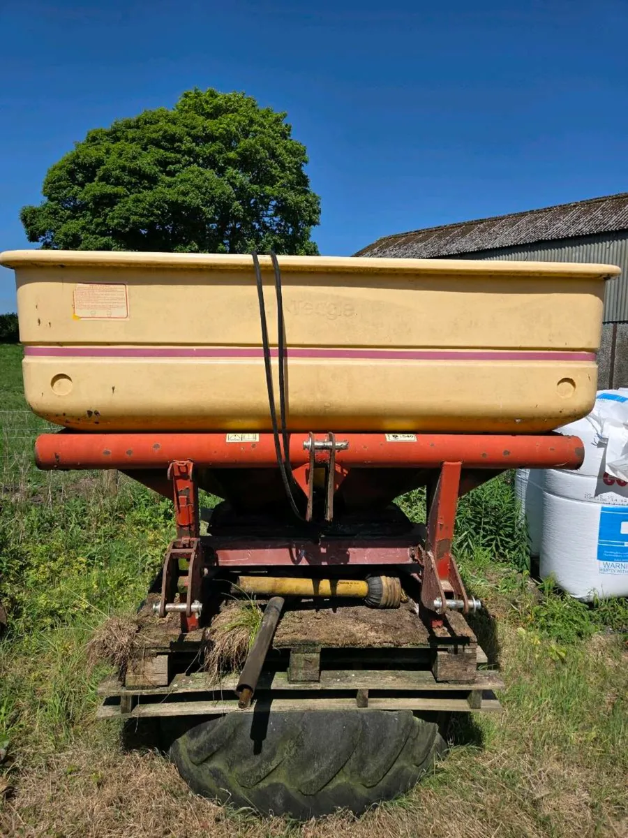 Fertiliser spreader - Image 2