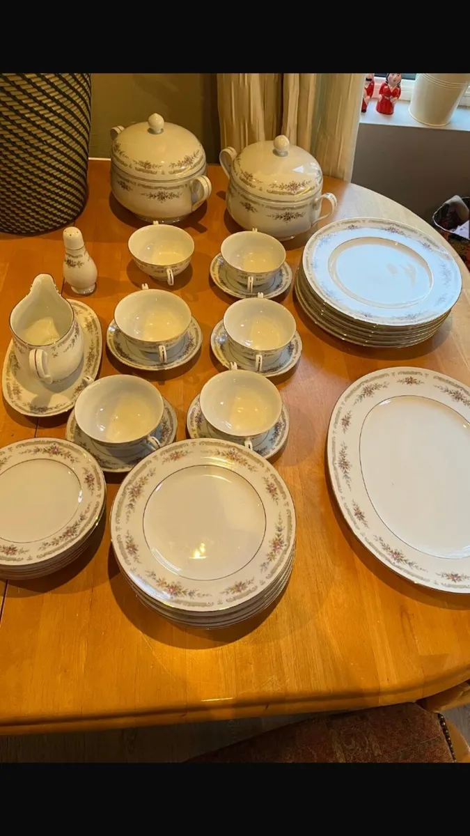 Noritake ‘Rondo’ Dinner and Tea Service - Image 4