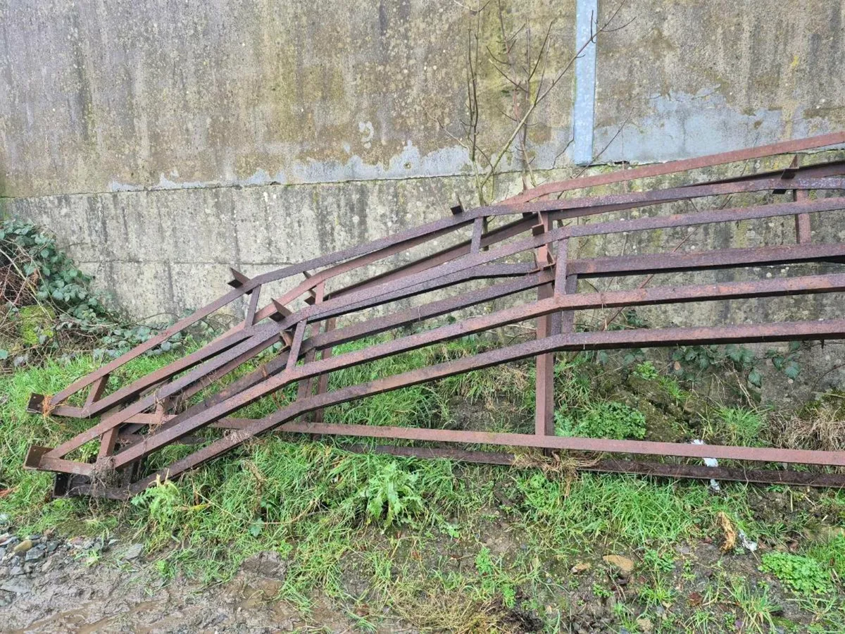 Round Roof Trusses & Tin - Image 3