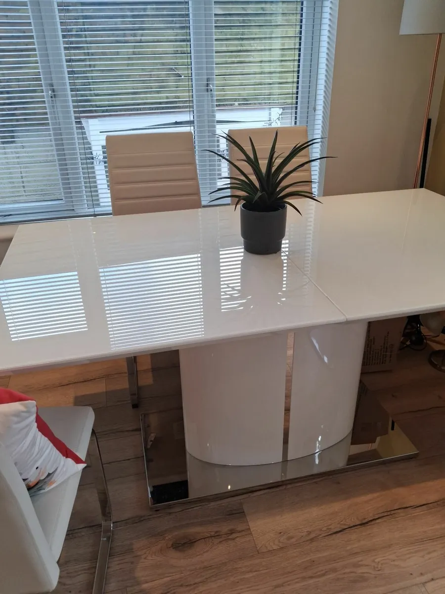 Table and chairs - Image 4