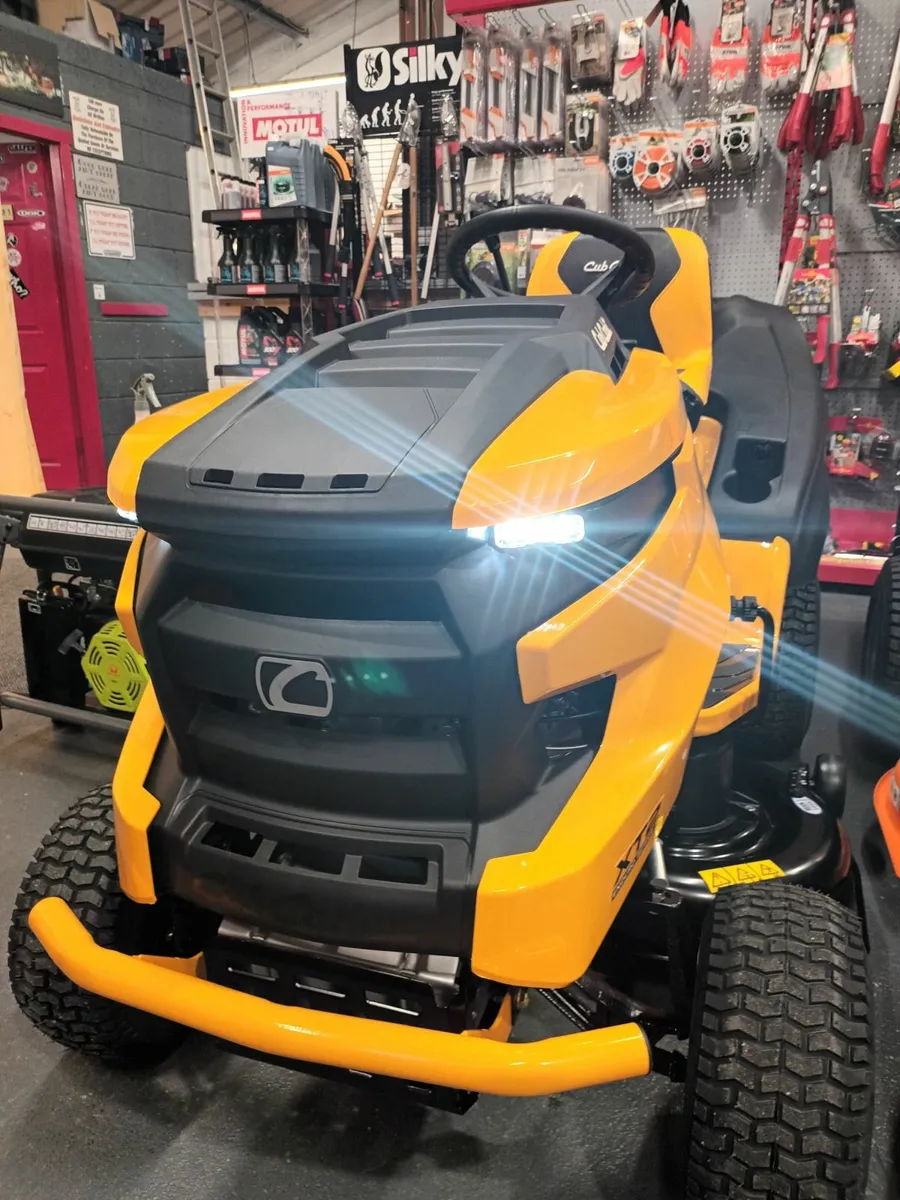 Cub Cadet XT2 QR106 ride on mower - Image 3