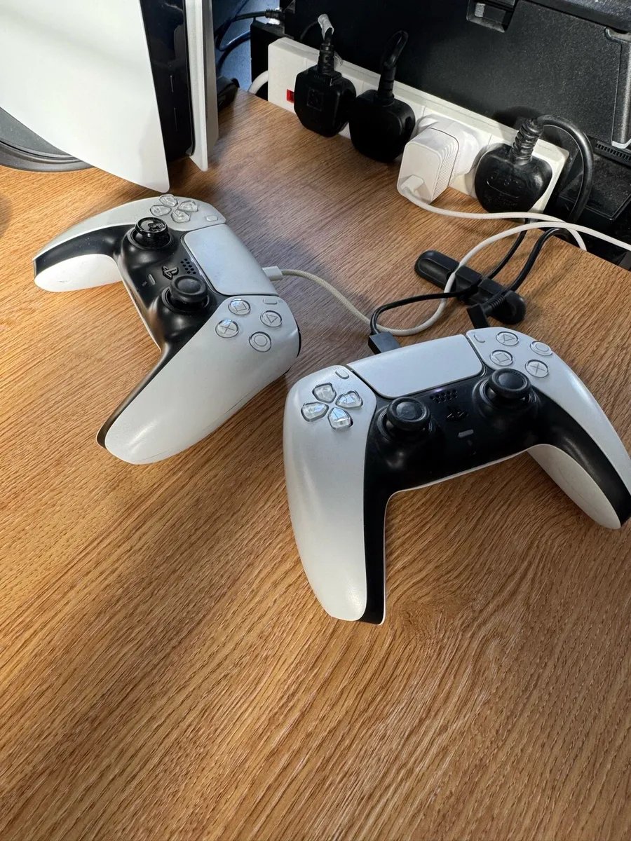 PlayStation 5 Disc Edition + 2 Controllers - Image 2