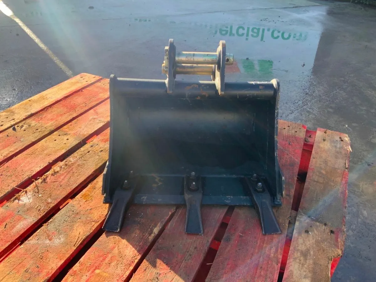 UNUSED 18" RHINIOX BUCKET....30mm PINS.....120v. - Image 3