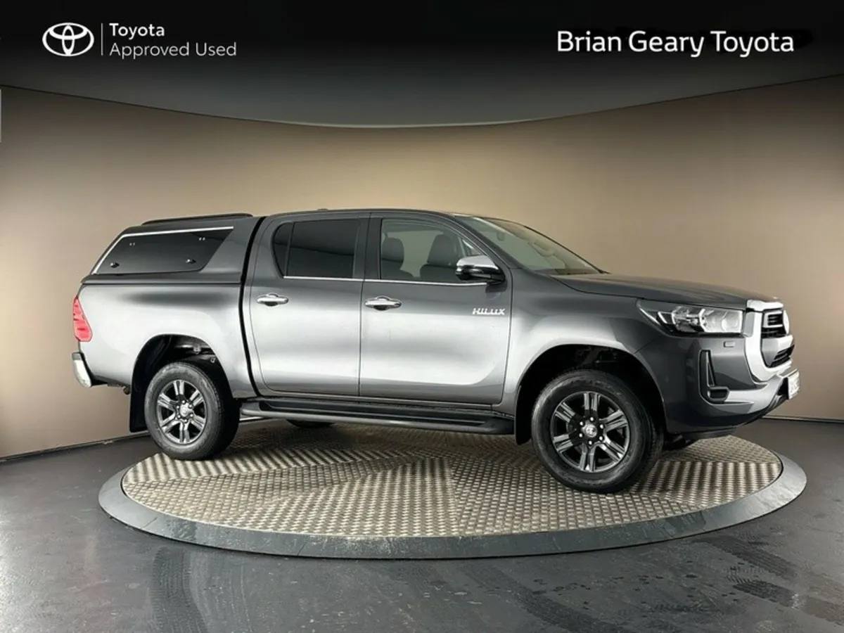 Toyota Hilux 2.8 SR5 AUTO - Image 1