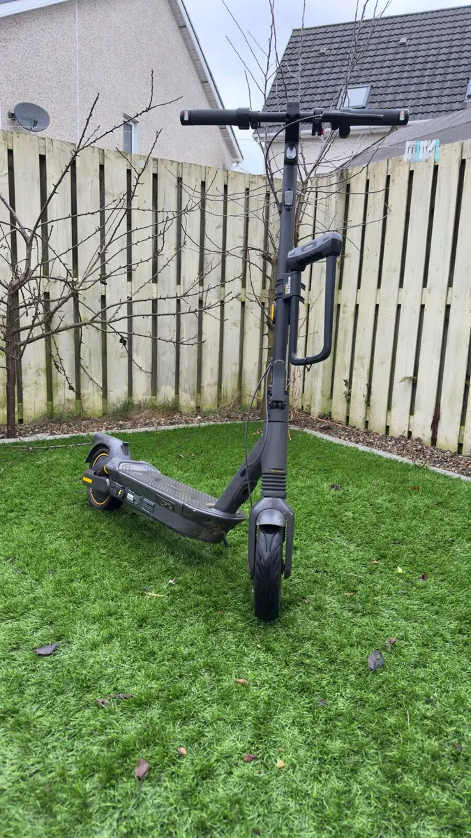 Segway Ninebot Max G2 Electric Scooter + Bike Lock - Image 2