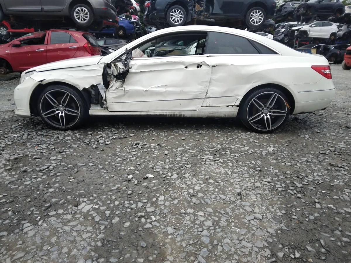 2011 Mercedes E220  For Breaking/Dismantling - Image 2