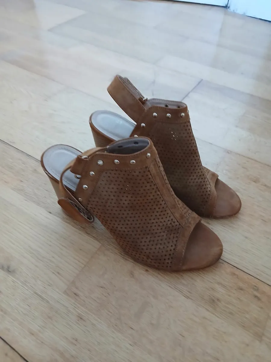 Brown sandles - Image 1
