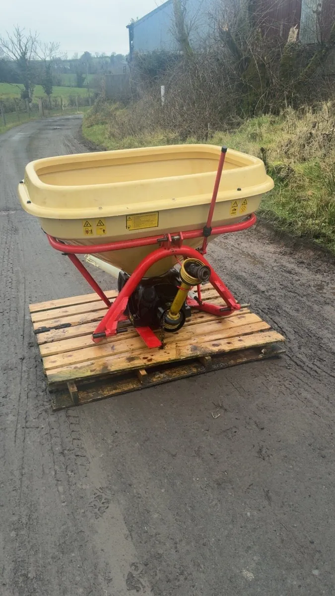 Vicon fertiliser spreader - Image 1
