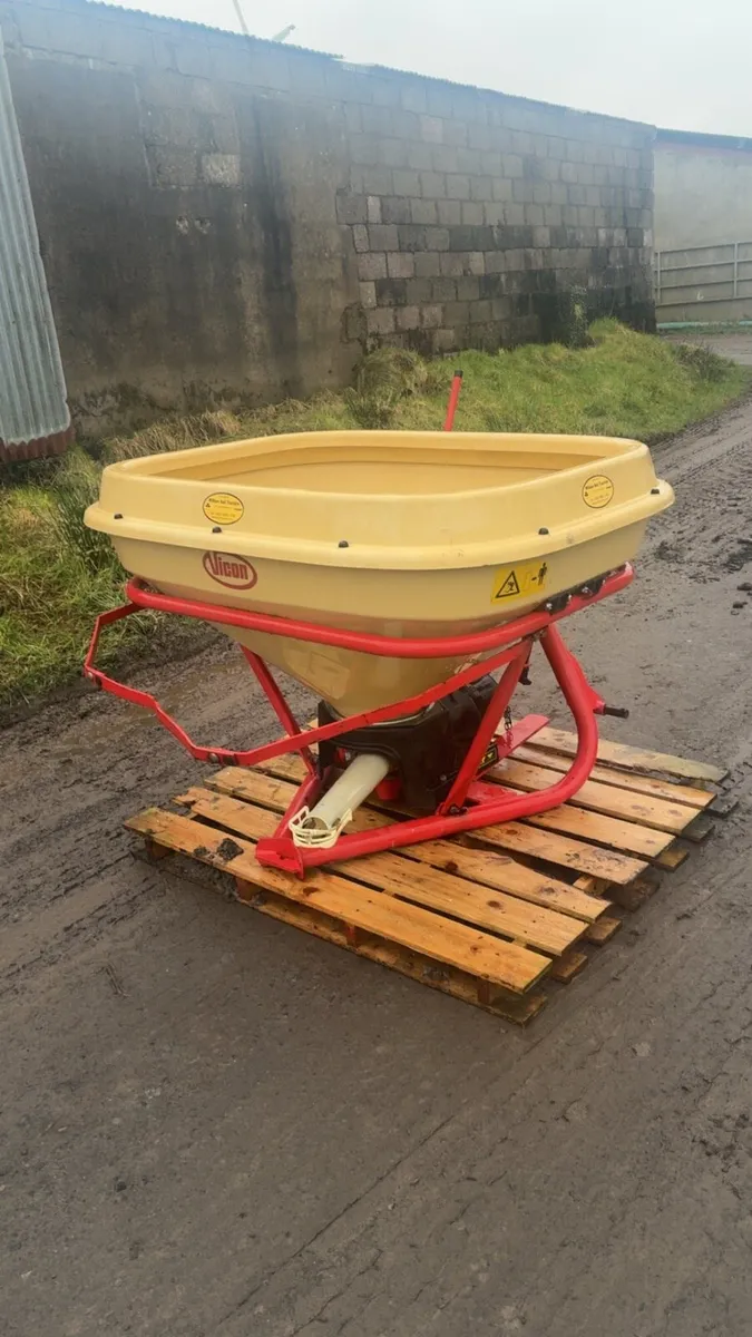Vicon fertiliser spreader - Image 2