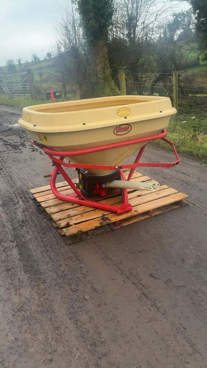Vicon fertiliser spreader - Image 3