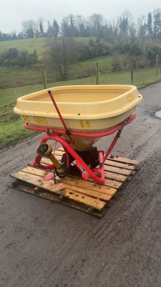 Vicon fertiliser spreader - Image 4