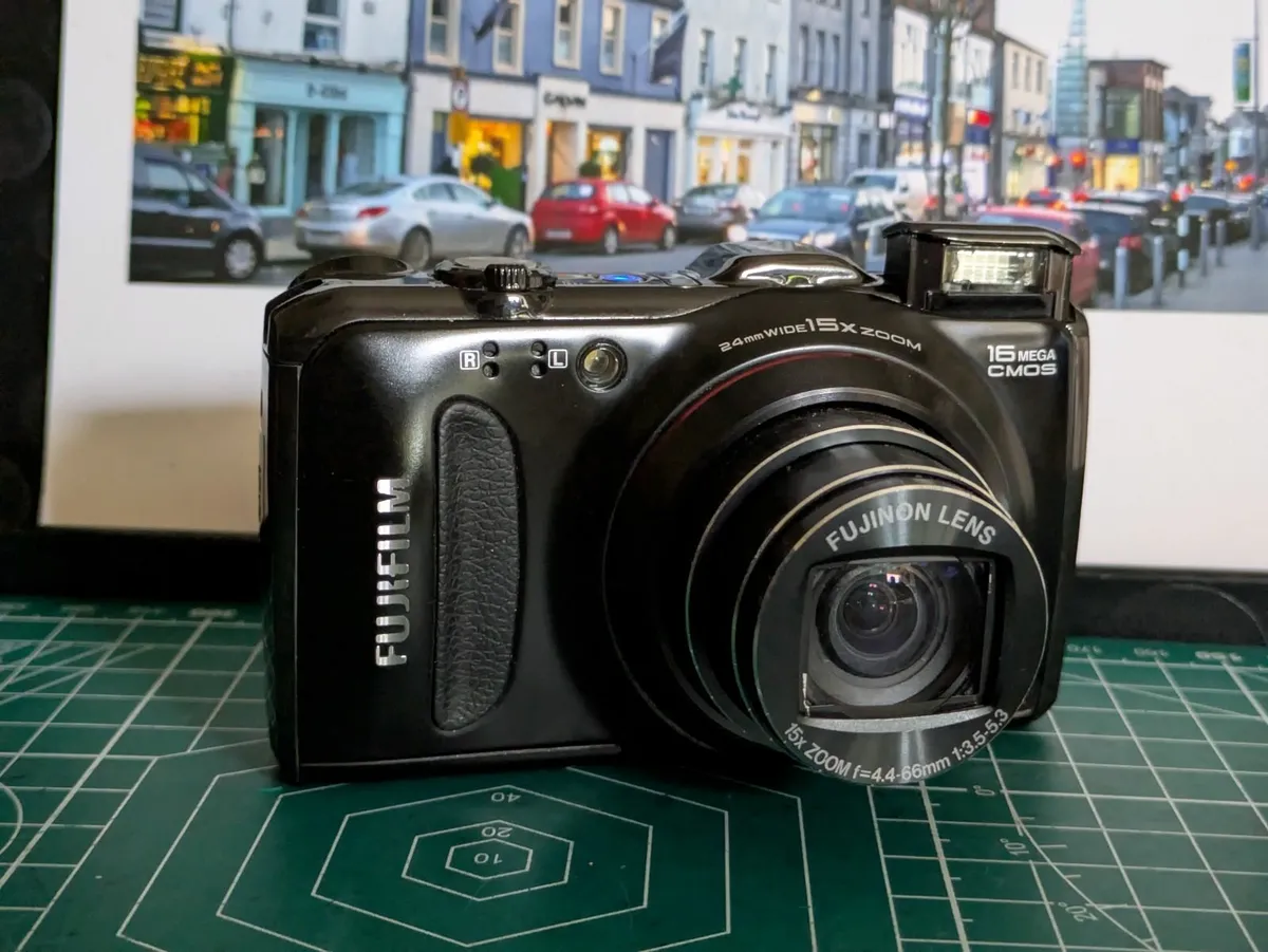 Fujifilm F550 EXR compact digital camera, RAW+ - Image 1