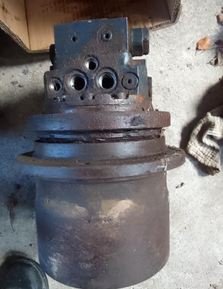 Final drive for hitachi digger (in need of repair) - Image 1