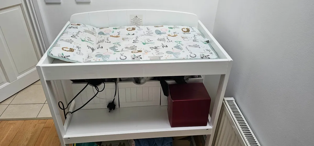 Babylo changing table with change mat - Image 1