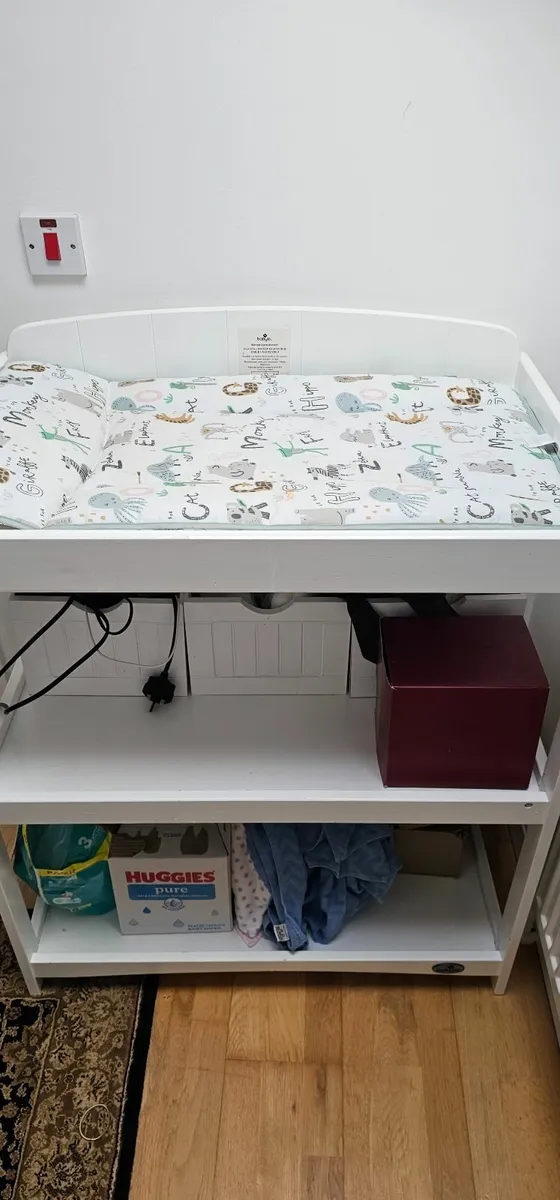 Babylo changing table with change mat - Image 2