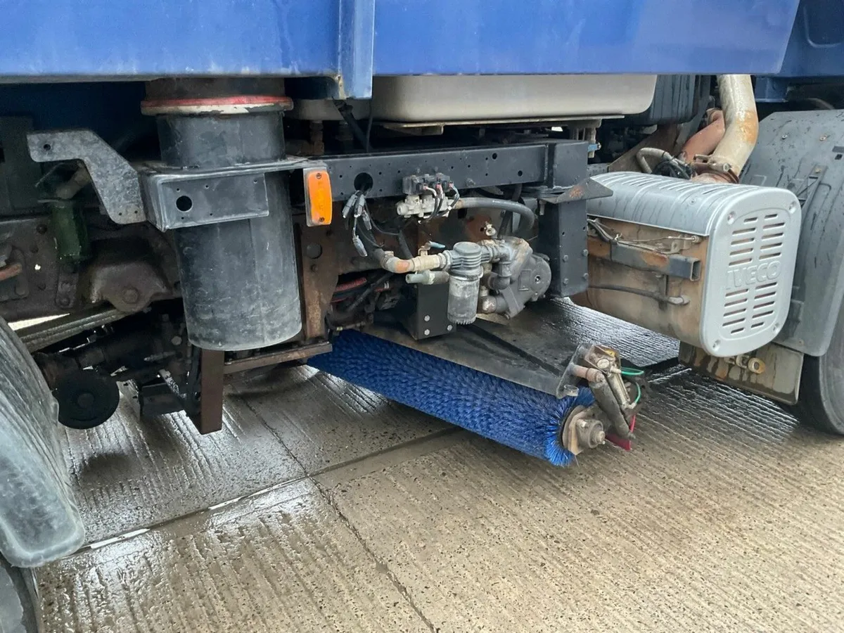 IVECO EUROCARGO 150E22 15 TON SCRAB ROAD SWEEPER - Image 4