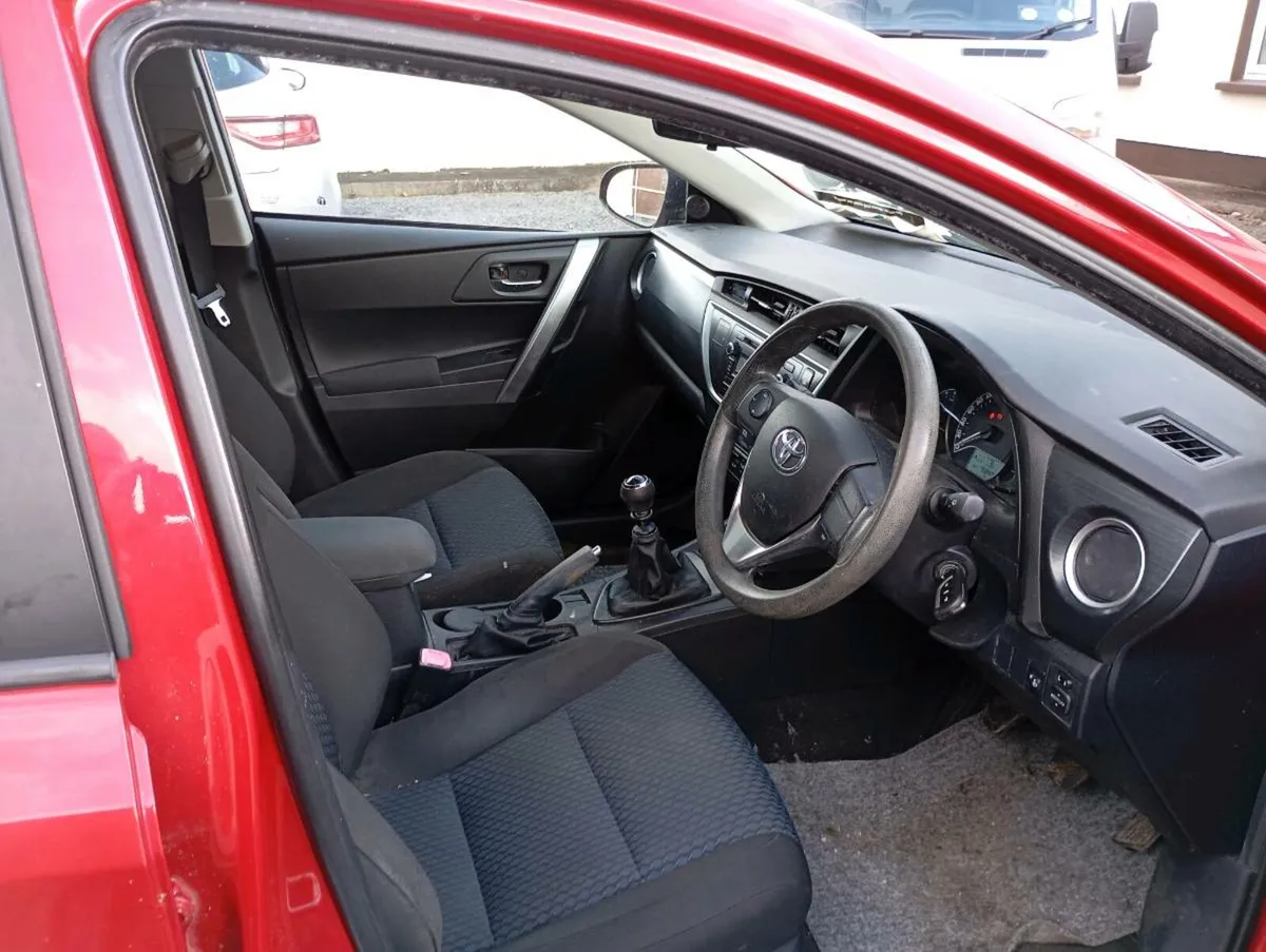 Toyota auris van 151 look at photos - Image 4