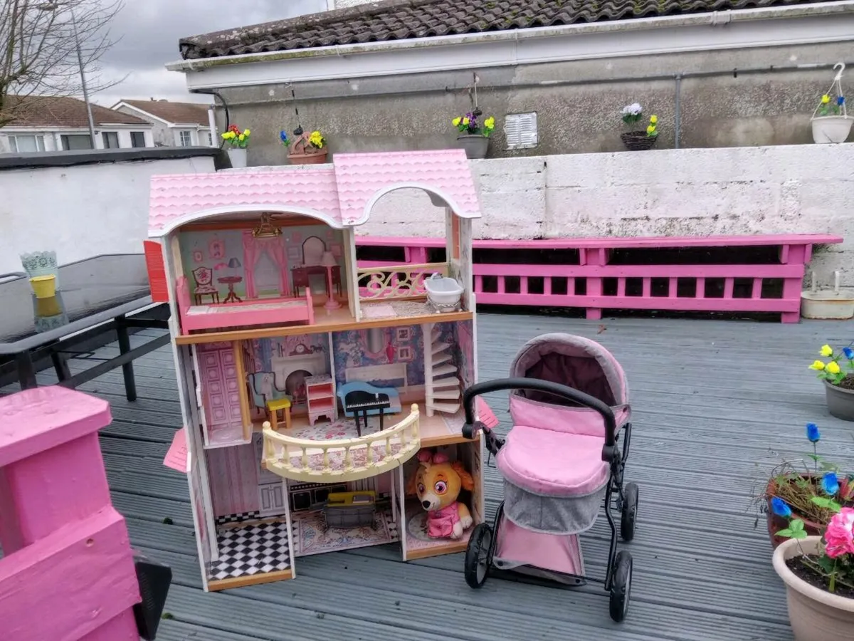 Ride on unicorn dolls house and pram - Image 3
