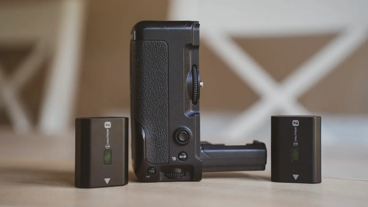 Neewer Vertical Grip for Sony A9 A7III A7RIII - Image 1