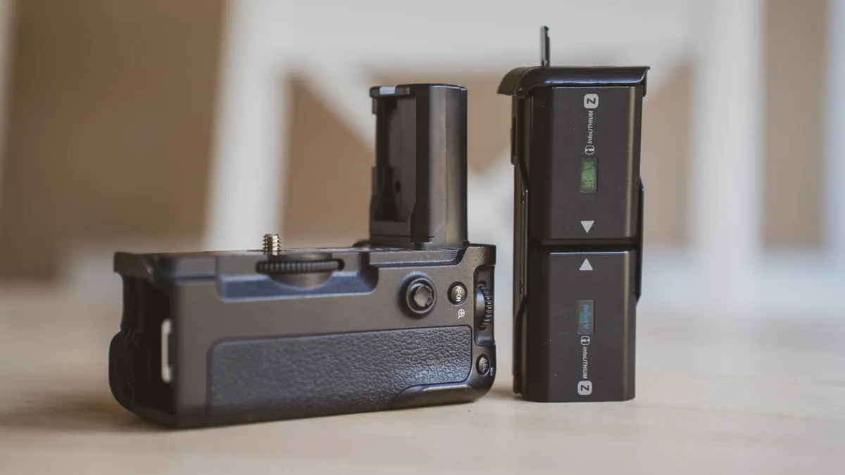 Neewer Vertical Grip for Sony A9 A7III A7RIII - Image 3