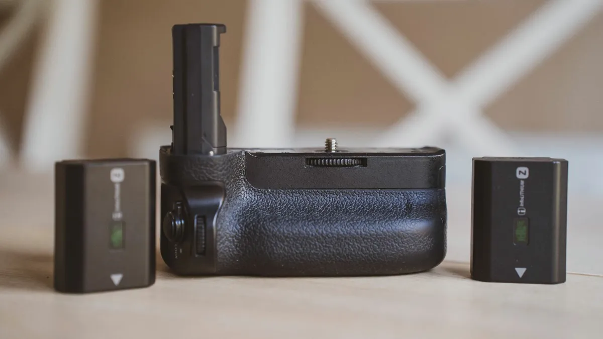 Neewer Vertical Grip for Sony A9 A7III A7RIII - Image 4