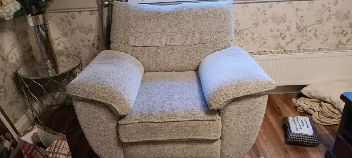 Suite of furniture - Image 1