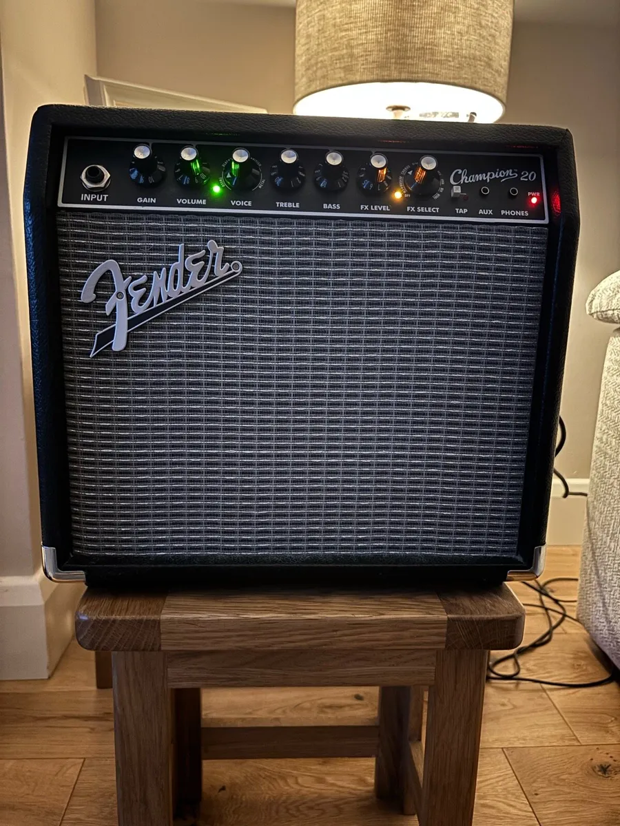 Electric guitar amplifier. Fender champion 20 - Image 1