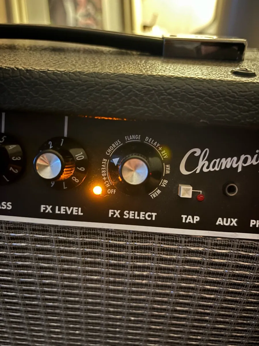 Electric guitar amplifier. Fender champion 20 - Image 2