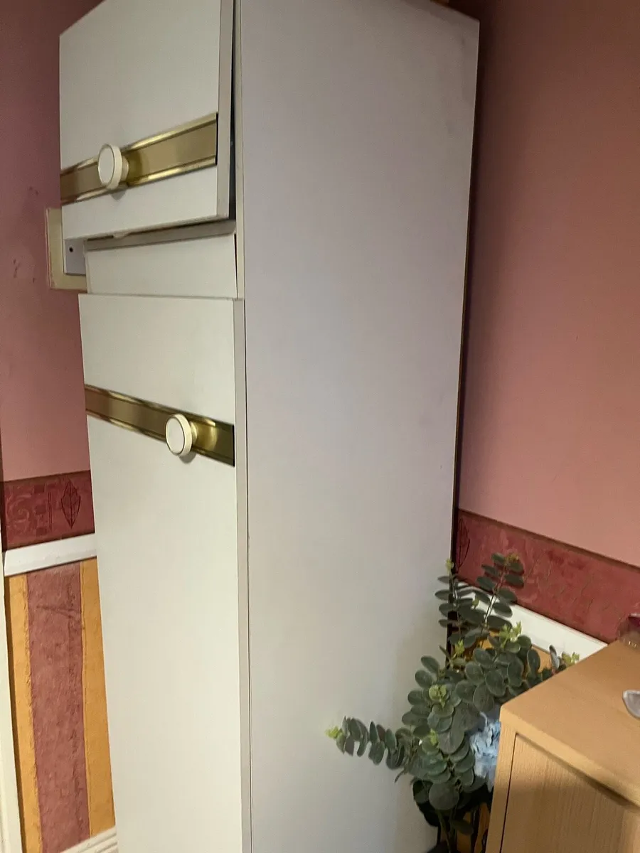 Single wardrobe - Image 1