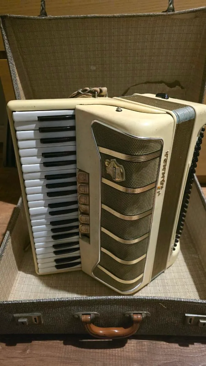 Hohner Pirola 111 compact 120 bass accordion. - Image 1