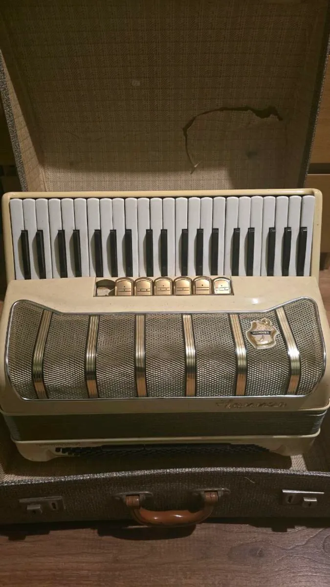 Hohner Pirola 111 compact 120 bass accordion. - Image 3