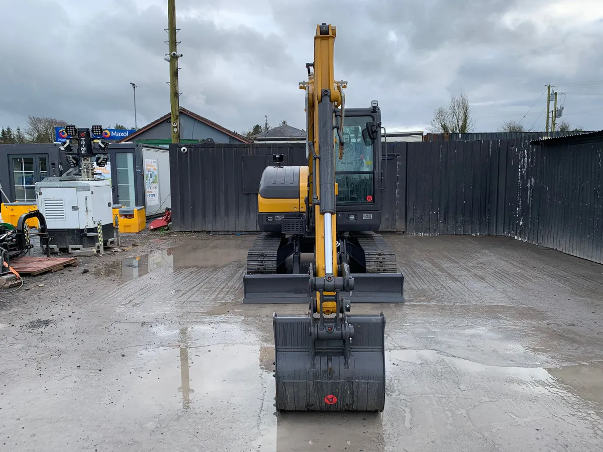 XCMG XE60GA 6 Ton Digger - Image 2