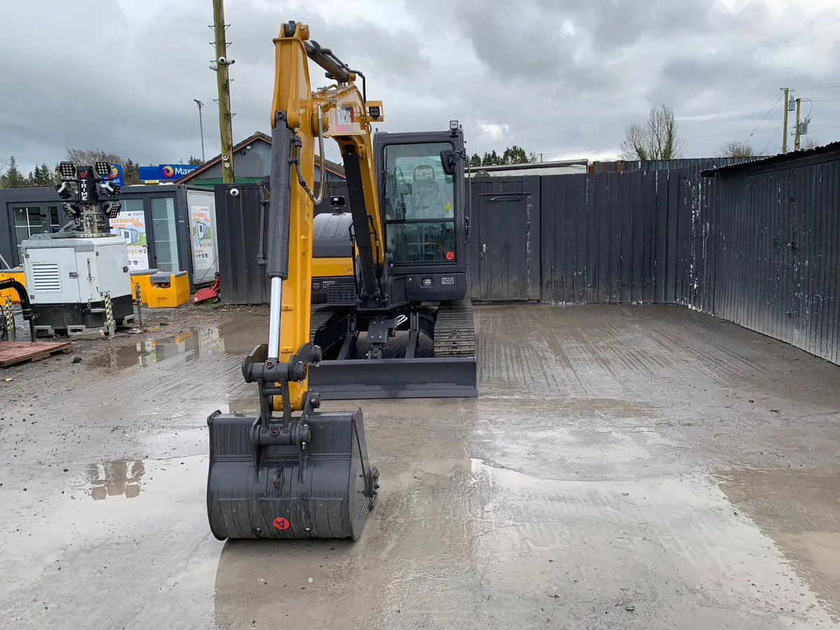 XCMG XE60GA 6 Ton Digger - Image 4