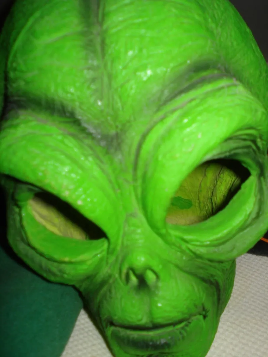 GREEN ALIEN HOLLOW HEAD. - Image 3